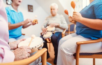 "Donnersdogsgruppm" Gruppe für Menschen mit leichter bis mittelschwerer Demenz in der Senioren-Begegnungsstätte Eichenau | © adobestock_kzenon_291717970